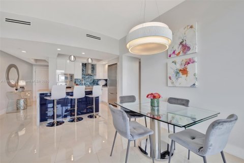 Condo in Pompano Beach, Florida, 2 bedrooms  № 1947983 - photo 14