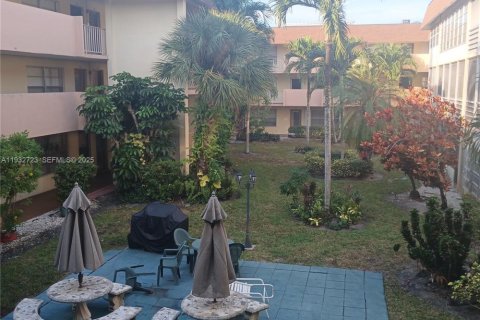 Condo in Lauderdale Lakes, Florida, 2 bedrooms  № 1991951 - photo 2