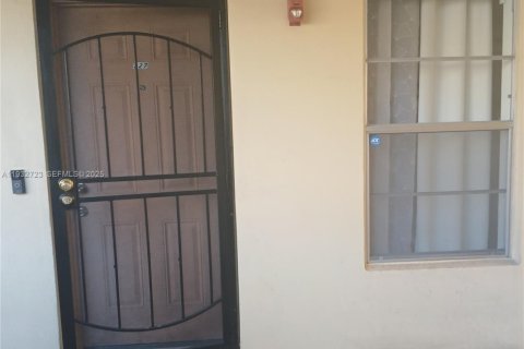 Condo in Lauderdale Lakes, Florida, 2 bedrooms  № 1991951 - photo 1