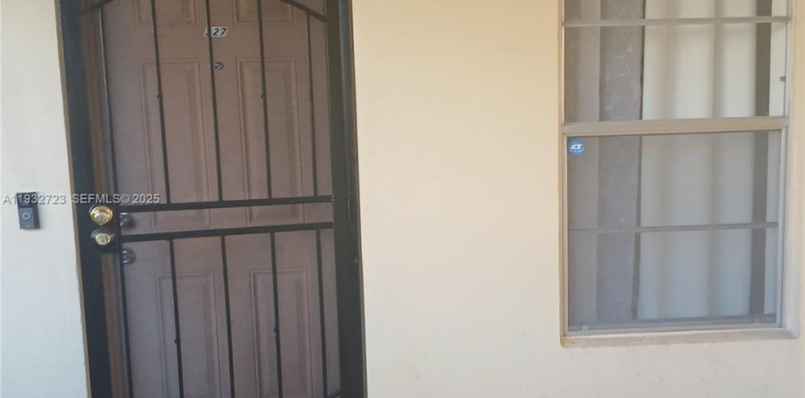 Condo in Lauderdale Lakes, Florida, 2 bedrooms  № 1991951