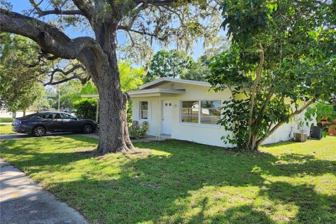 House in Clearwater, Florida 2 bedrooms, 118.73 sq.m. № 1838833 - photo 1