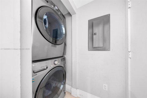 Condo in Miami, Florida, 2 bedrooms  № 1745960 - photo 23