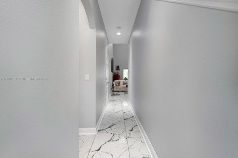 Casa en venta en Tampa, Florida, 4 dormitorios № 1813986 - foto 13