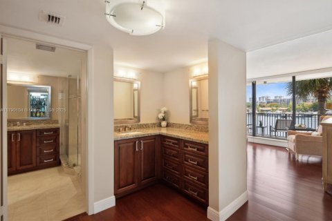 Condo in Hallandale Beach, Florida, 2 bedrooms  № 1896717 - photo 14