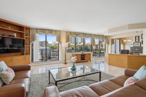 Condo in Hallandale Beach, Florida, 2 bedrooms  № 1896717 - photo 4