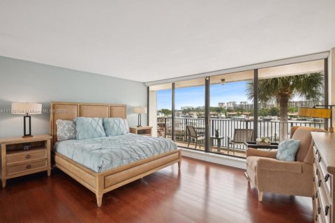Condo in Hallandale Beach, Florida, 2 bedrooms  № 1896717 - photo 12