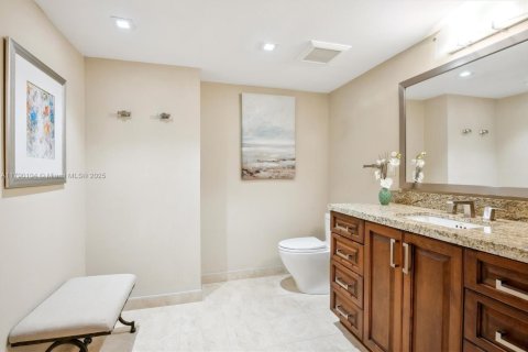 Condo in Hallandale Beach, Florida, 2 bedrooms  № 1896717 - photo 16