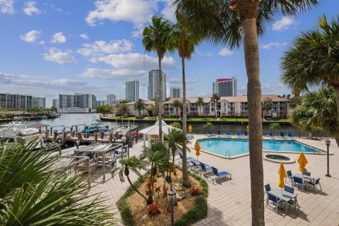Condo in Hallandale Beach, Florida, 2 bedrooms  № 1896717 - photo 27