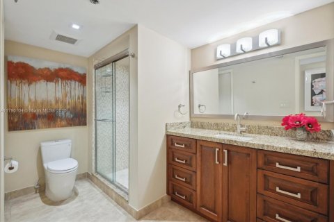 Condo in Hallandale Beach, Florida, 2 bedrooms  № 1896717 - photo 18