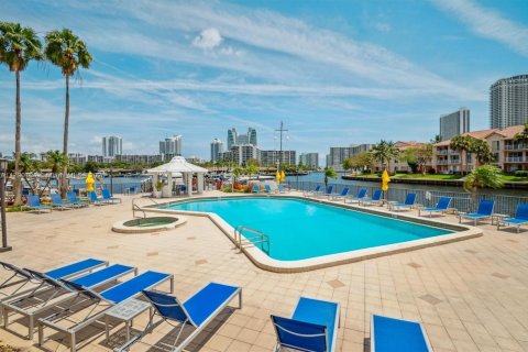 Condo in Hallandale Beach, Florida, 2 bedrooms  № 1896717 - photo 28