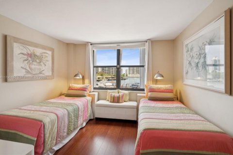 Condo in Hallandale Beach, Florida, 2 bedrooms  № 1896717 - photo 17