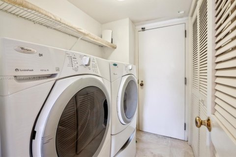 Condo in Hallandale Beach, Florida, 2 bedrooms  № 1896717 - photo 22