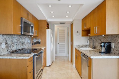 Condo in Hallandale Beach, Florida, 2 bedrooms  № 1896717 - photo 11