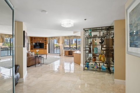Condo in Hallandale Beach, Florida, 2 bedrooms  № 1896717 - photo 2