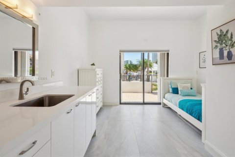 Condo in Hallandale Beach, Florida, 2 bedrooms  № 1896717 - photo 19
