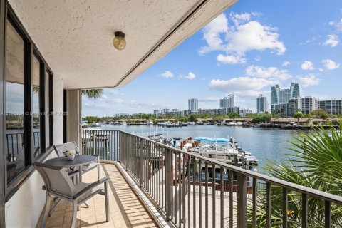 Condo in Hallandale Beach, Florida, 2 bedrooms  № 1896717 - photo 1