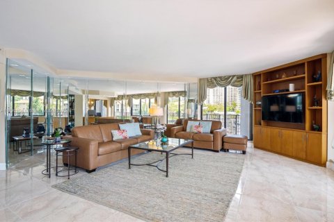 Condo in Hallandale Beach, Florida, 2 bedrooms  № 1896717 - photo 5