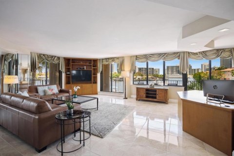 Condo in Hallandale Beach, Florida, 2 bedrooms  № 1896717 - photo 3