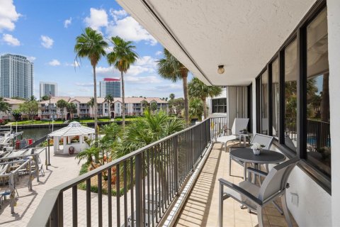 Condo in Hallandale Beach, Florida, 2 bedrooms  № 1896717 - photo 24