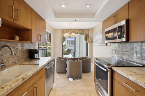 Condo in Hallandale Beach, Florida, 2 bedrooms  № 1896717 - photo 10