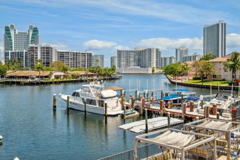 Condo in Hallandale Beach, Florida, 2 bedrooms  № 1896717 - photo 30