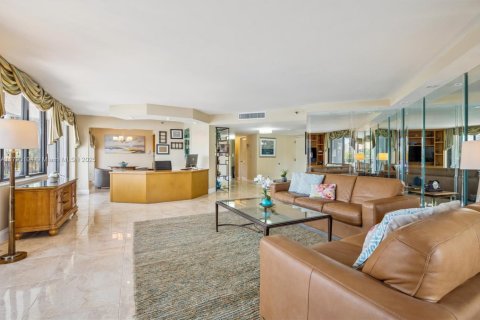 Condo in Hallandale Beach, Florida, 2 bedrooms  № 1896717 - photo 6