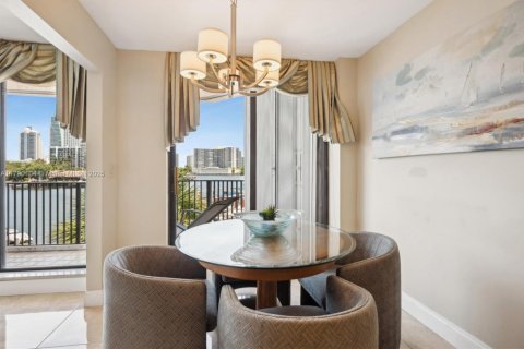 Condo in Hallandale Beach, Florida, 2 bedrooms  № 1896717 - photo 9