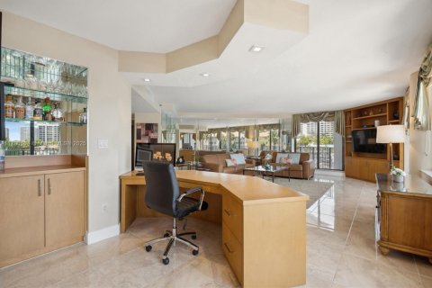 Condo in Hallandale Beach, Florida, 2 bedrooms  № 1896717 - photo 8