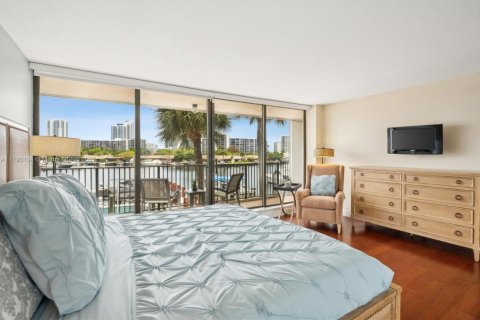 Condo in Hallandale Beach, Florida, 2 bedrooms  № 1896717 - photo 13