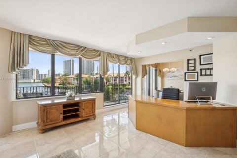 Condo in Hallandale Beach, Florida, 2 bedrooms  № 1896717 - photo 7