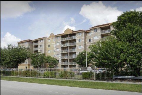 Condo in Miami, Florida, 2 bedrooms  № 2075422 - photo 2