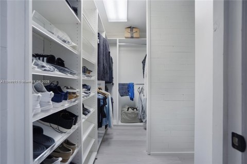 Condo in Bal Harbour, Florida, 2 bedrooms  № 1833730 - photo 15