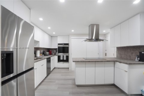 Condo in Bal Harbour, Florida, 2 bedrooms  № 1833730 - photo 22