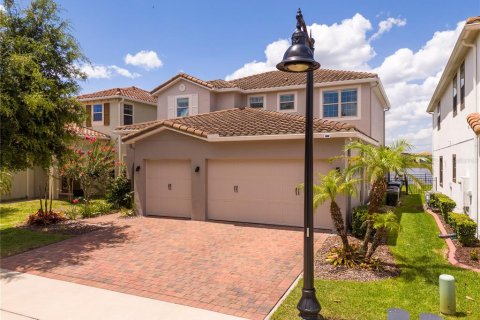 House in Orlando, Florida 5 bedrooms, 269.32 sq.m. № 2147967 - photo 3