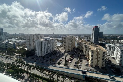 Condo in Hallandale Beach, Florida, 2 bedrooms  № 1888737 - photo 4