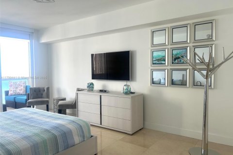 Condo in Hallandale Beach, Florida, 2 bedrooms  № 1888737 - photo 17