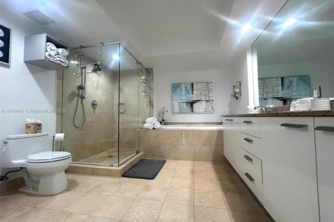 Condo in Hallandale Beach, Florida, 2 bedrooms  № 1888737 - photo 22