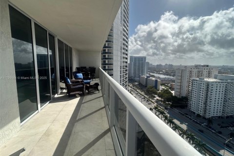 Condo in Hallandale Beach, Florida, 2 bedrooms  № 1888737 - photo 3