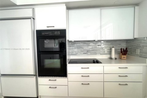Condo in Hallandale Beach, Florida, 2 bedrooms  № 1888737 - photo 21