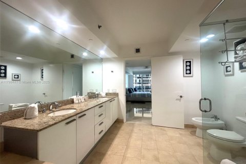 Condo in Hallandale Beach, Florida, 2 bedrooms  № 1888737 - photo 23