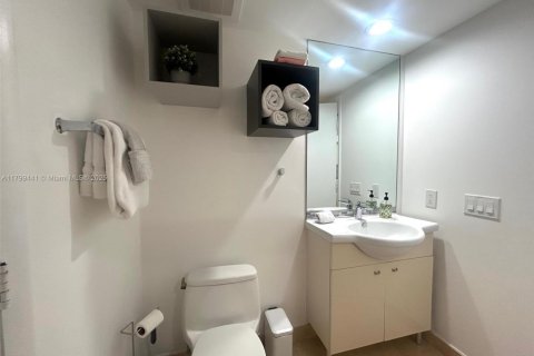 Condo in Hallandale Beach, Florida, 2 bedrooms  № 1888737 - photo 15
