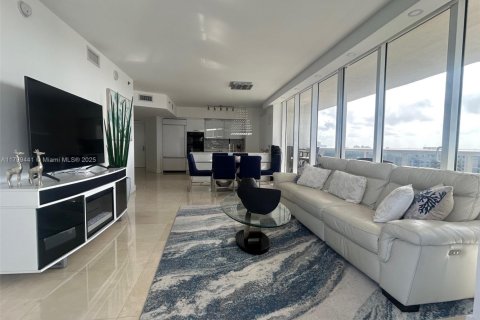 Condo in Hallandale Beach, Florida, 2 bedrooms  № 1888737 - photo 7