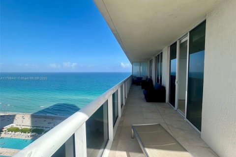 Condo in Hallandale Beach, Florida, 2 bedrooms  № 1888737 - photo 1