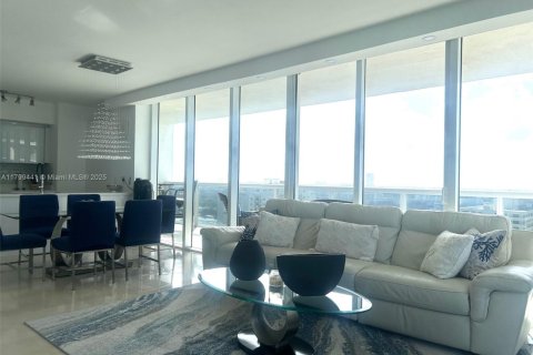 Condo in Hallandale Beach, Florida, 2 bedrooms  № 1888737 - photo 10