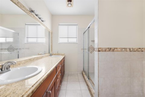 House in Dania Beach, Florida 3 bedrooms, 200.48 sq.m. № 1925029 - photo 18