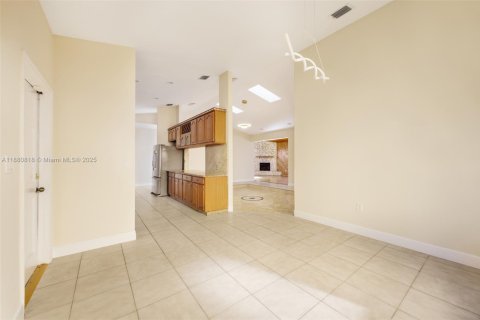 House in Dania Beach, Florida 3 bedrooms, 200.48 sq.m. № 1925029 - photo 3