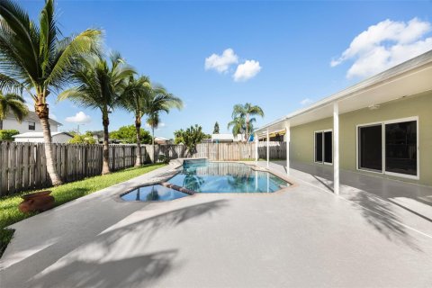 House in Dania Beach, Florida 3 bedrooms, 200.48 sq.m. № 1925029 - photo 22