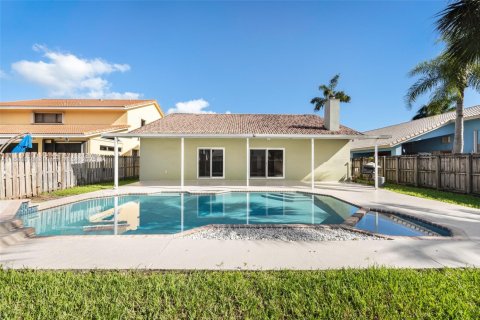 House in Dania Beach, Florida 3 bedrooms, 200.48 sq.m. № 1925029 - photo 23
