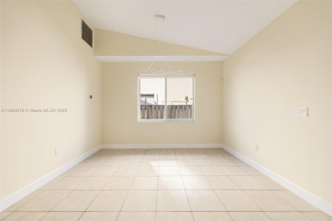 House in Dania Beach, Florida 3 bedrooms, 200.48 sq.m. № 1925029 - photo 4