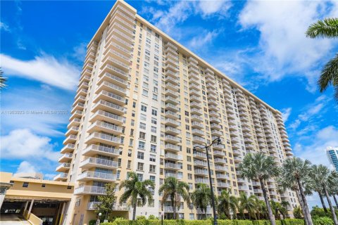 Copropriété à vendre à Sunny Isles Beach, Floride: 2 chambres, 138.24 m2 № 1954817 - photo 1